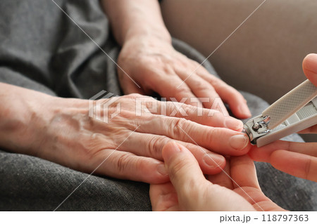 爪を切ってもらう高齢女性の手元 118797363
