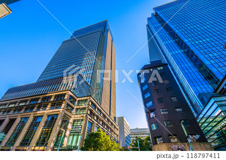 日本の東京都市景観　室町三丁目南。日本橋三井タワーやコレド室町テラス・日本橋室町三井タワーなどを望む 118797411