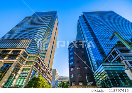 日本の東京都市景観 室町三丁目南。日本橋三井タワーやコレド室町テラス・日本橋室町三井タワーなどを望む 日本の東京都市景観 室町三丁目南。日本橋三井タワーやコレド室町テラス・日本橋室町三井タワーなどを望む 118797416