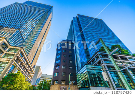 日本の東京都市景観　室町三丁目南。日本橋三井タワーやコレド室町テラス・日本橋室町三井タワーなどを望む 118797420