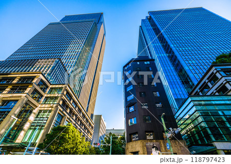 日本の東京都市景観 室町三丁目南。日本橋三井タワーやコレド室町テラス・日本橋室町三井タワーなどを望む 日本の東京都市景観 室町三丁目南。日本橋三井タワーやコレド室町テラス・日本橋室町三井タワーなどを望む 118797423