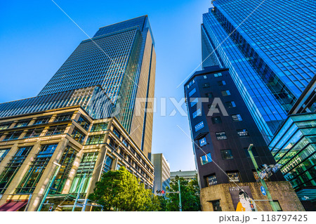 日本の東京都市景観　室町三丁目南。日本橋三井タワーやコレド室町テラス・日本橋室町三井タワーなどを望む 118797425