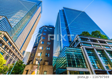 日本の東京都市景観 室町三丁目南。日本橋三井タワーやコレド室町テラス・日本橋室町三井タワーなどを望む 日本の東京都市景観 室町三丁目南。日本橋三井タワーやコレド室町テラス・日本橋室町三井タワーなどを望む 118797569