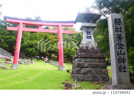 宮城県石巻市 みちのく霊島 金華山 縣社黄金山神社の三の鳥居 宮城県石巻市 みちのく霊島 金華山 縣社黄金山神社の三の鳥居 118798042
