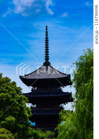 【京都風景】東寺　流れる雲と五重塔 118798496