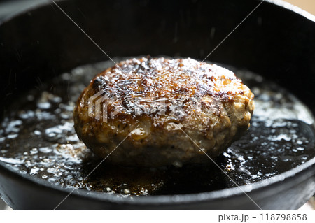 鉄板の上の熱々の焼きたてのビーフハンバーグ 118798858