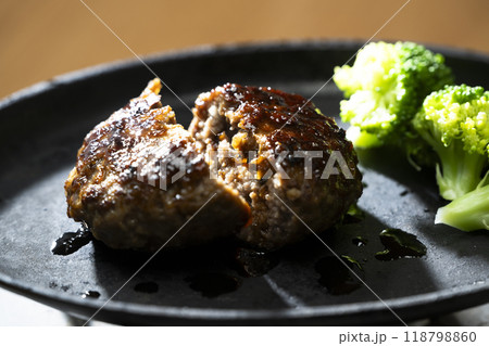 鉄板の上の熱々の焼きたてのビーフハンバーグ 118798860