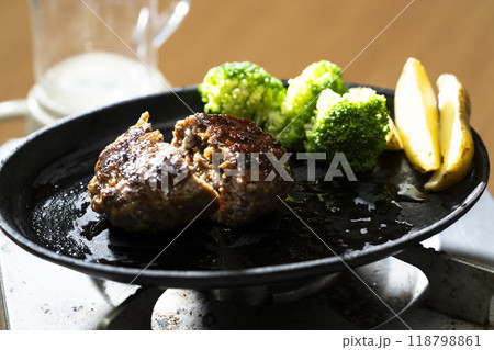 鉄板の上の熱々の焼きたてのビーフハンバーグ 118798861
