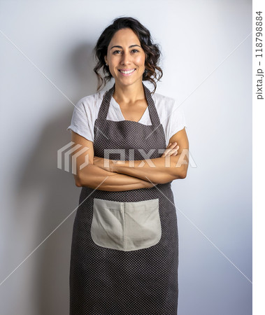 エプロンをした中年の女性　腕組み 118798884