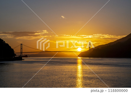 安芸灘大橋の向こうに出る日の出 118800000