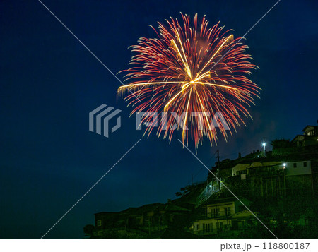 広島県呉市両城の200階段(手前)と花火(呉海上花火大会) 広島県呉市両城の200階段(手前)と花火(呉海上花火大会) 118800187