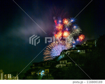 広島県呉市両城の200階段(手前)と花火(呉海上花火大会) 広島県呉市両城の200階段(手前)と花火(呉海上花火大会) 118800189