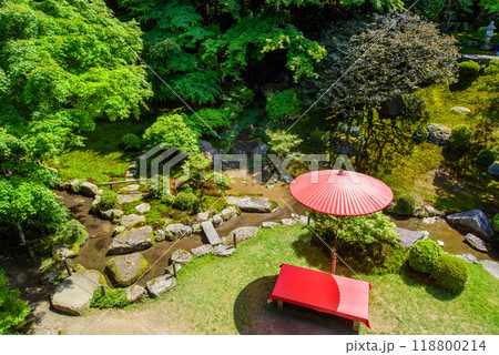 庭園の赤い和傘と庭園 118800214