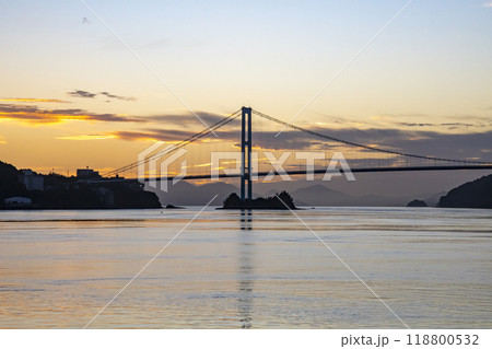 日の出前の安芸灘大橋 118800532