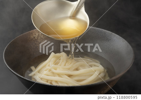 うどん つゆをかける 出汁を注ぐ 118800595