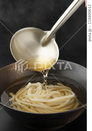 うどん つゆをかける 出汁を注ぐ うどん つゆをかける 出汁を注ぐ 118800612