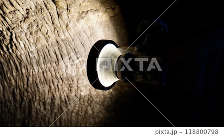 館山にある赤山地下壕跡の屋内の電灯 館山にある赤山地下壕跡の屋内の電灯 118800798