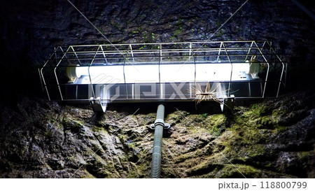 館山にある赤山地下壕跡の屋内の電灯 館山にある赤山地下壕跡の屋内の電灯 118800799