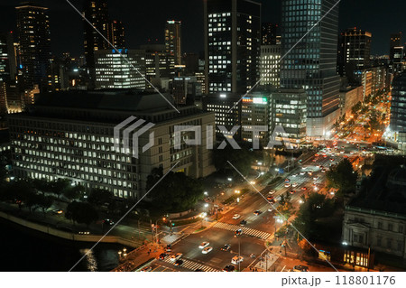 大阪・御堂筋の夜景(淀屋橋ツインタワー建設中、2024年9月) 大阪・御堂筋の夜景(淀屋橋ツインタワー建設中、2024年9月) 118801176