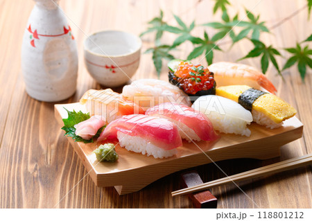 寿司下駄に盛り付けた握り寿司 盛り合わせ 寿司下駄に盛り付けた握り寿司 盛り合わせ 118801212