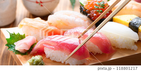寿司下駄に盛り付けた握り寿司 盛り合わせ 118801217