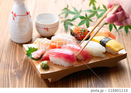 寿司下駄に盛り付けた握り寿司 盛り合わせ 寿司下駄に盛り付けた握り寿司 盛り合わせ 118801218