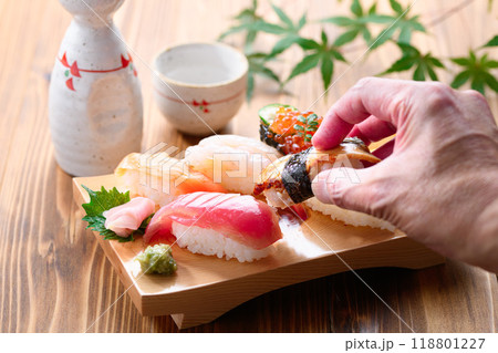 寿司下駄に盛り付けた握り寿司 盛り合わせ 118801227