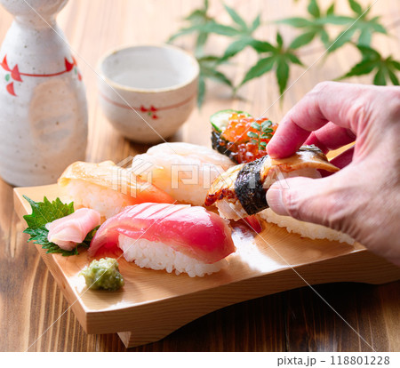 寿司下駄に盛り付けた握り寿司 盛り合わせ 118801228