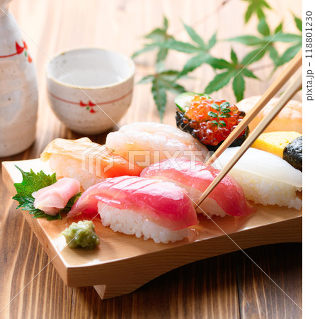 寿司下駄に盛り付けた握り寿司 盛り合わせ 寿司下駄に盛り付けた握り寿司 盛り合わせ 118801230