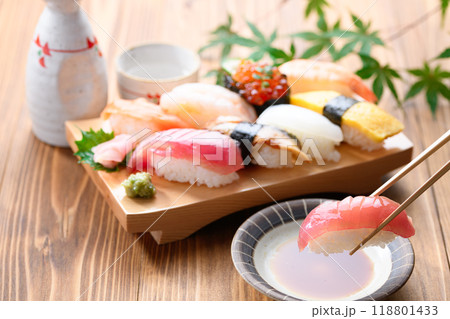 お寿司を醤油につける お寿司を醤油につける 118801433