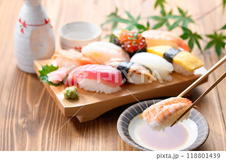 お寿司を醤油につける 118801439