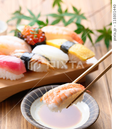 お寿司を醤油につける 118801440