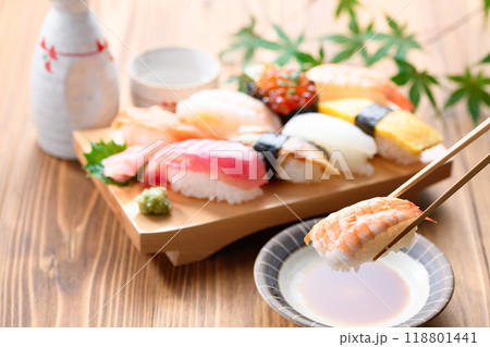 お寿司を醤油につける 118801441