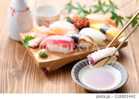 お寿司を醤油につける 118801442