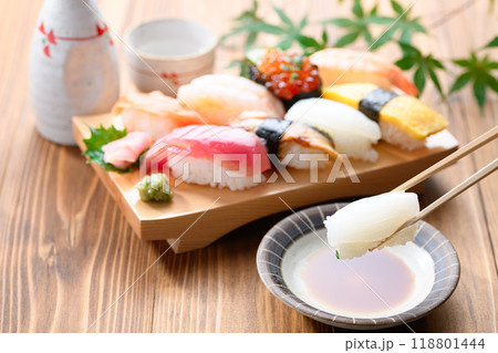 お寿司を醤油につける 118801444