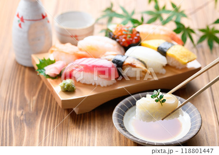 お寿司を醤油につける お寿司を醤油につける 118801447