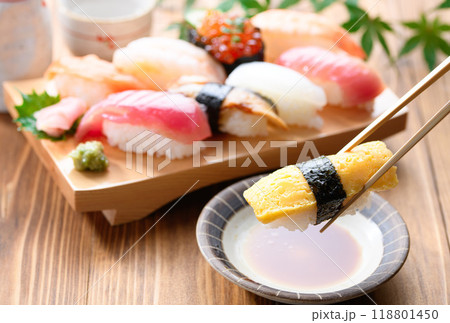 お寿司を醤油につける 118801450