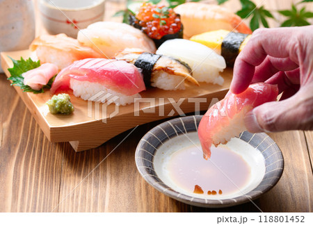 お寿司を醤油につける 118801452