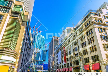 日本の東京都市景観 9月。室町二丁目。コレド室町3(左)や三越。奥は日本橋一丁目の再開発事業 日本の東京都市景観 9月。室町二丁目。コレド室町3(左)や三越。奥は日本橋一丁目の再開発事業 118801462