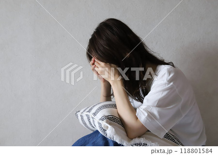 うつむく女性　鬱病 118801584