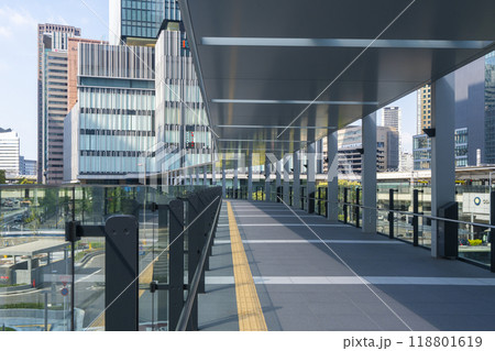 JPタワー大阪とJR大阪駅をつなぐ歩行者デッキ JPタワー大阪とJR大阪駅をつなぐ歩行者デッキ 118801619