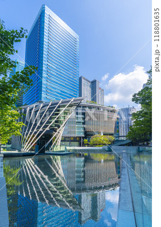 JR大阪中央北口　青空に映える「うめきた広場」 118801635