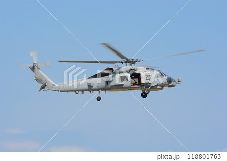 捜索するアメリカ海軍MH-60Rシーホーク 捜索するアメリカ海軍MH-60Rシーホーク 118801763