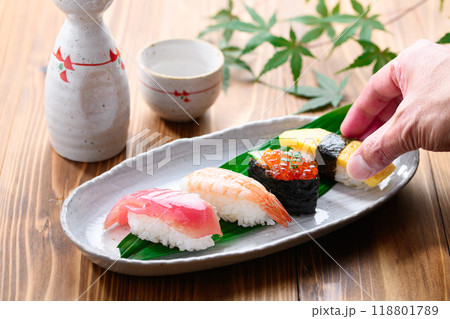 お皿に盛り付けた寿司と日本酒 118801789