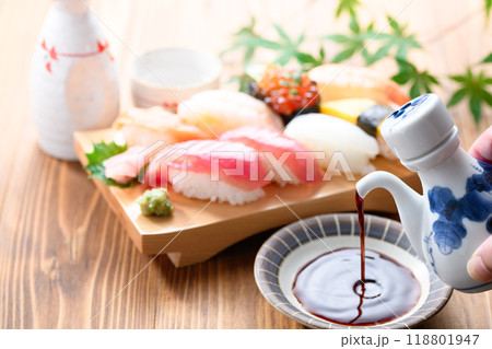 醤油を注ぐ ( お寿司を食べる )刺身醤油 醤油を注ぐ ( お寿司を食べる )刺身醤油 118801947