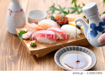醤油を注ぐ ( お寿司を食べる )刺身醤油 醤油を注ぐ ( お寿司を食べる )刺身醤油 118801960