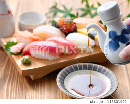 醤油を注ぐ （ お寿司を食べる ）刺身醤油 118801961