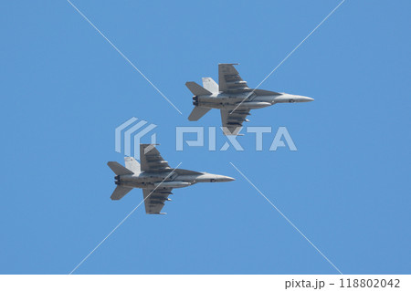 アメリカ海軍F/A-18Eスーパーホーネットの編隊飛行 アメリカ海軍F/A-18Eスーパーホーネットの編隊飛行 118802042