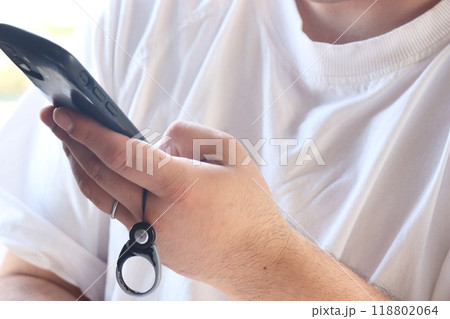 スマートフォンを操作する男性 スマートフォンを操作する男性 118802064
