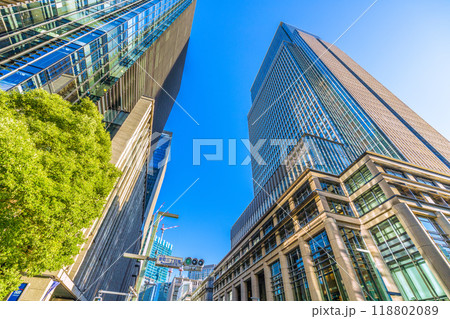 日本の東京都市景観 室町三丁目南。日本橋三井タワー（右）や日本橋一丁目の再開発事業（奥）などを望む 118802089